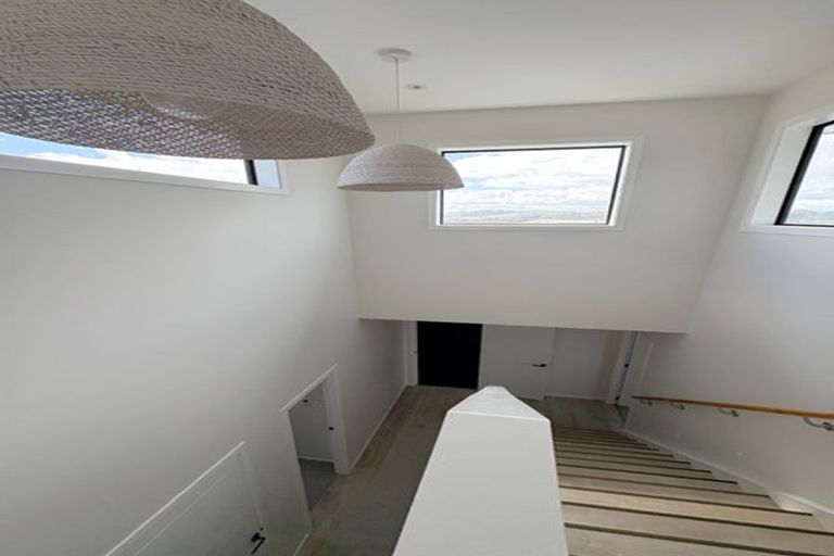 Photo of property in 37 Boeing Way, Newlands, Wellington, 6037