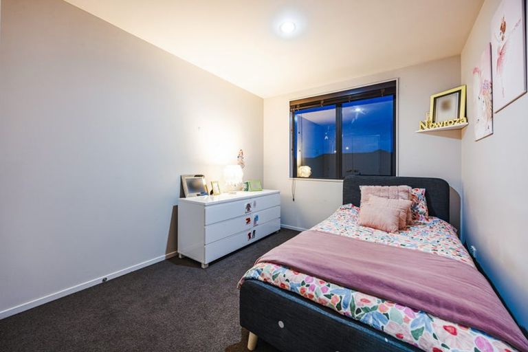 Photo of property in 22 Erceg Way, Rosehill, Papakura, 2113