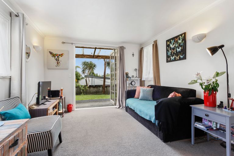 Photo of property in 32 Evans Road, Glen Eden, Auckland, 0602