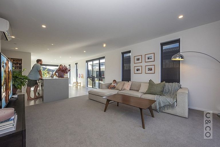 Photo of property in 37 Lumbarda Drive, Kumeu, 0810