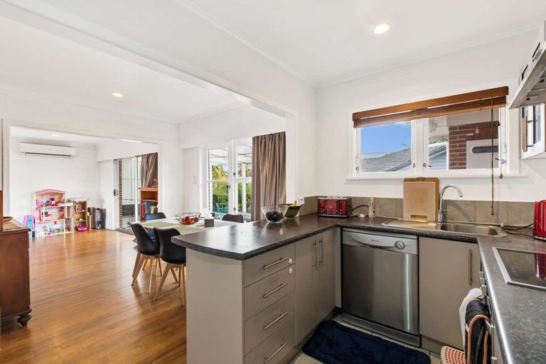 Photo of property in 128 Edgewater Drive, Pakuranga, Auckland, 2010