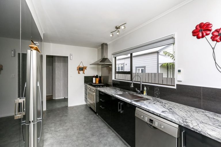 Photo of property in 220 Frankley Road, Frankleigh Park, New Plymouth, 4310