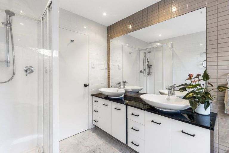 Photo of property in 2/81 Sylvan Avenue, Northcote, Auckland, 0627