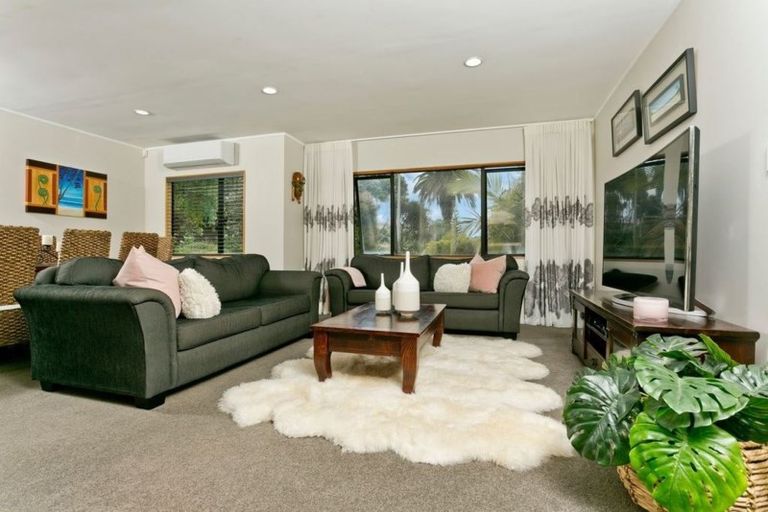 Photo of property in 2/33 Korotaha Terrace, Rothesay Bay, Auckland, 0630