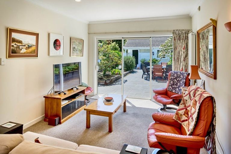Photo of property in 100 Cheviot Road, Lowry Bay, Lower Hutt, 5013
