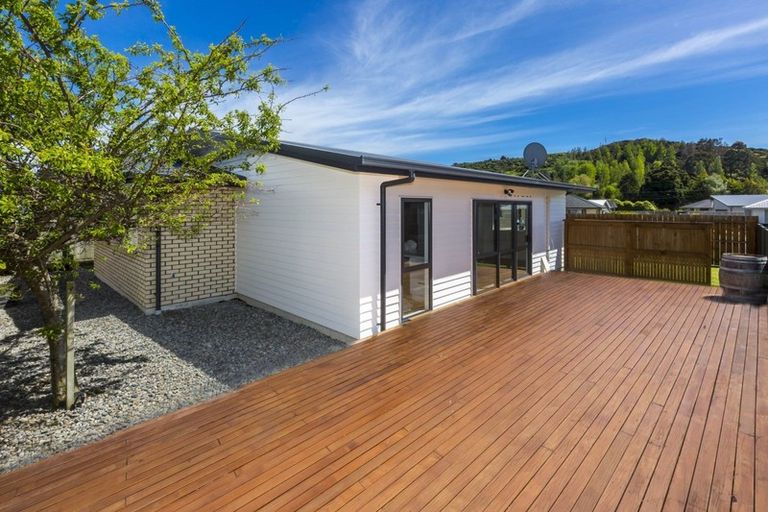 Photo of property in 5 Sunstone Crescent, Brown Owl, Upper Hutt, 5018