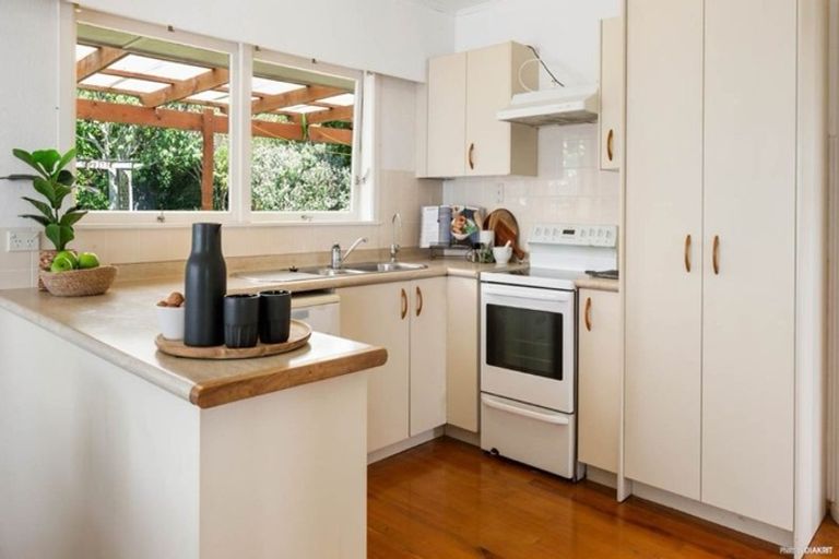 Photo of property in 15 Sealy Road, Torbay, Auckland, 0630