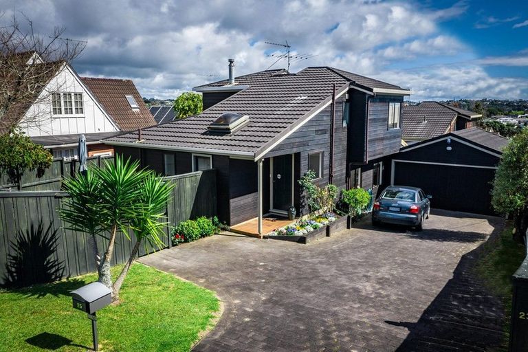 Photo of property in 2/25 Knights Road, Rothesay Bay, Auckland, 0630