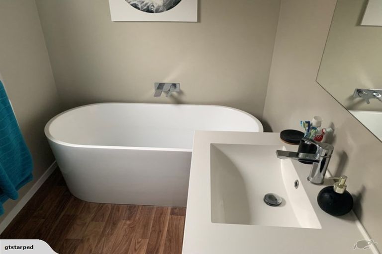 Photo of property in 2/5 Holland Road, Hillcrest, Auckland, 0627