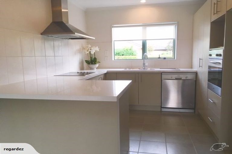 Photo of property in 4 Wakaroa Avenue, Te Atatu Peninsula, Auckland, 0610