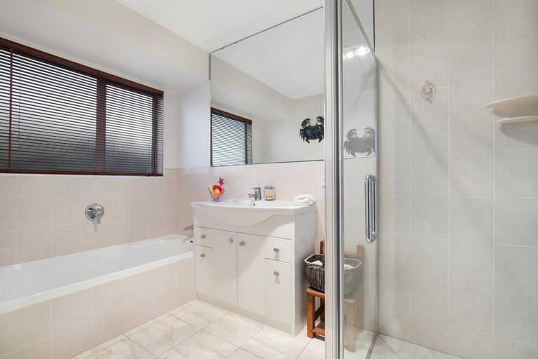 Photo of property in 16 Nanleen Rise, Manurewa, Auckland, 2105