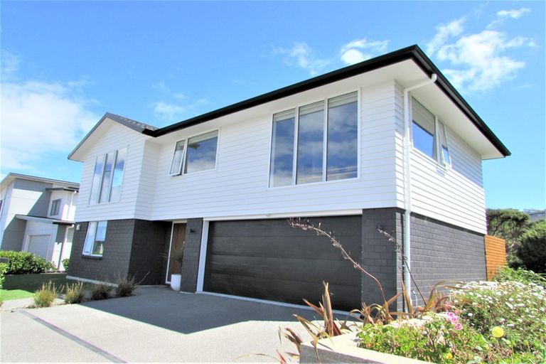 Photo of property in 10 Cromwell Point, Newlands, Wellington, 6037