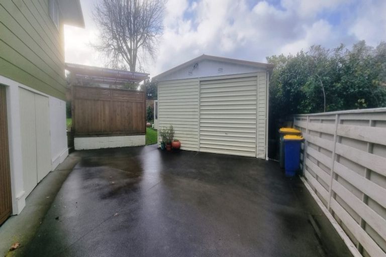 Photo of property in 14 Vina Place, Massey, Auckland, 0614