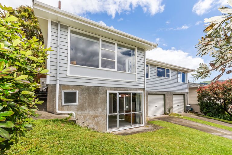 Photo of property in 8 Wilmshurst Place, Tawa, Wellington, 5028