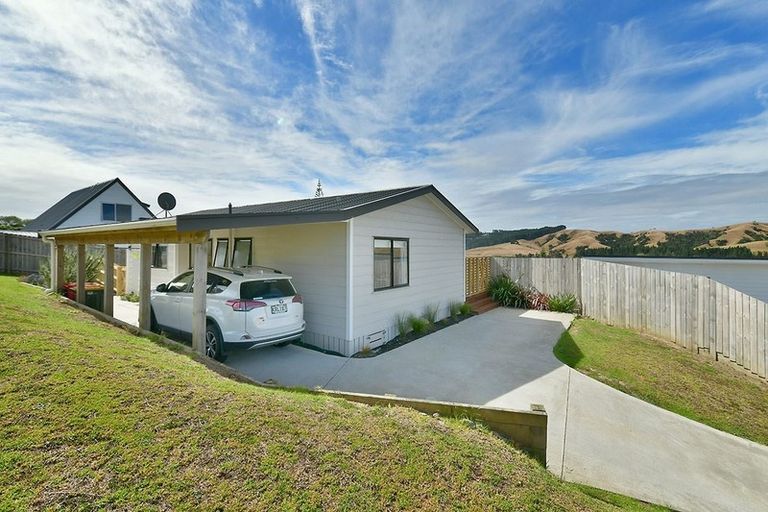 Photo of property in 16 Rauta Way, Helensville, 0800