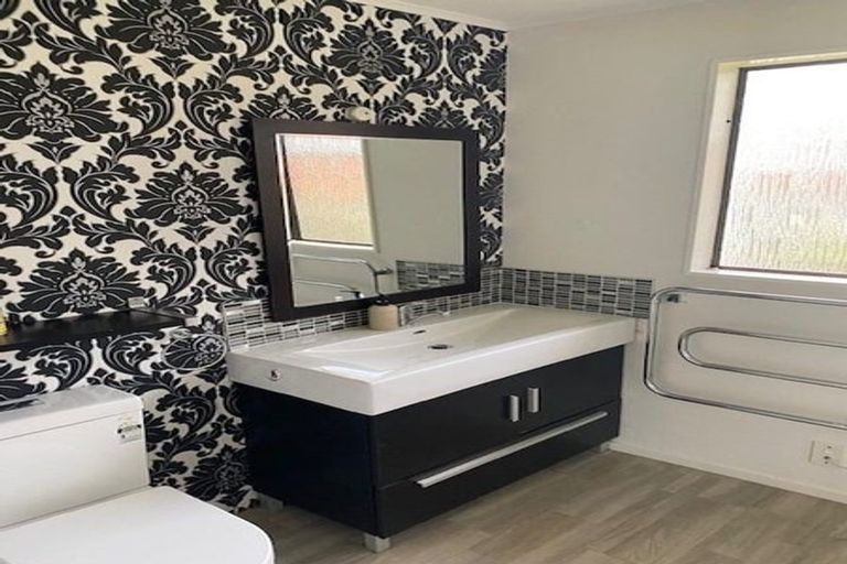 Photo of property in 32 Collins Avenue, Tawa, Wellington, 5028