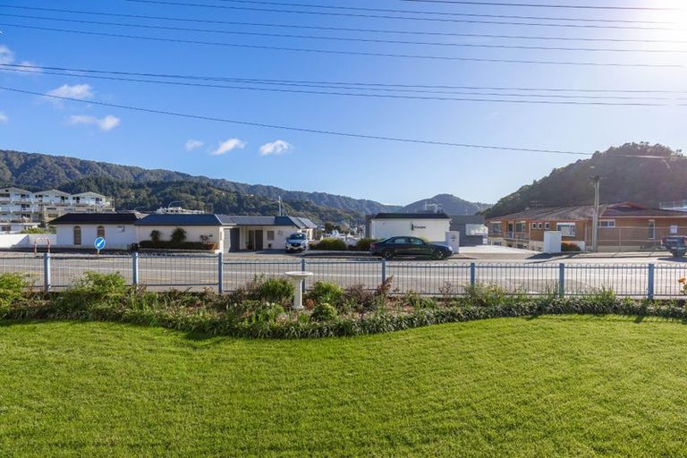 Photo of property in 40-42 Waikawa Road, Picton, 7220