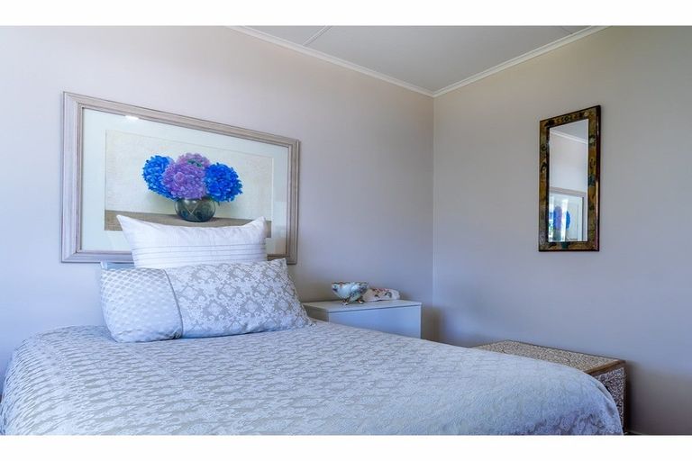 Photo of property in 11 Archlynn Road, Kelston, Auckland, 0602