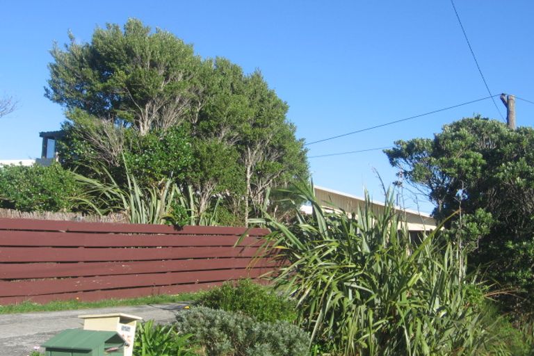 Photo of property in 25 Pokohiwi Road, Normandale, Lower Hutt, 5010