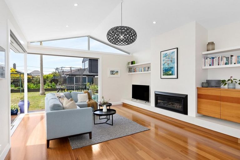 Photo of property in 31 Walmer Road, Point Chevalier, Auckland, 1022