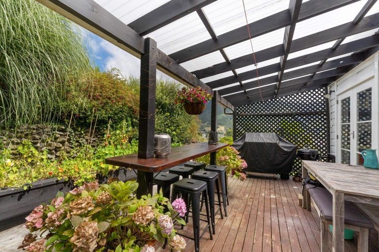 Photo of property in 14 Broadway, Picton, 7220