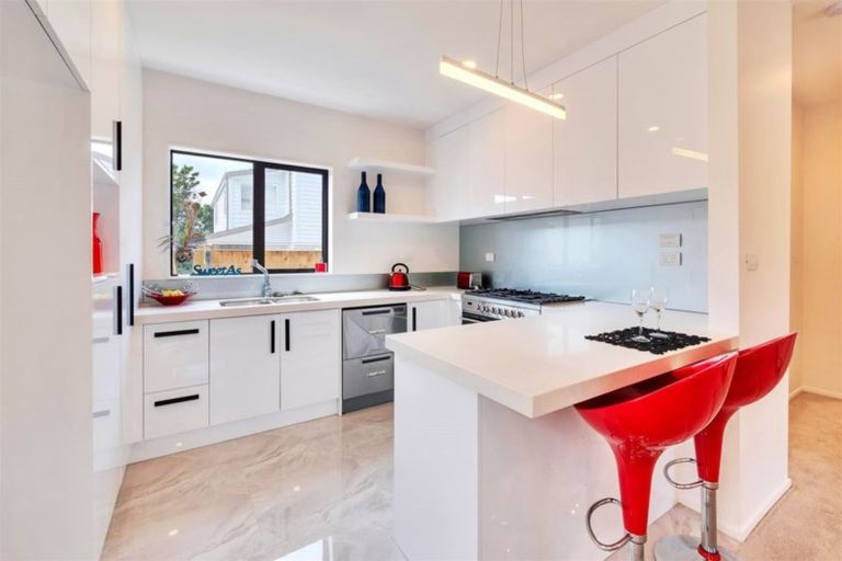 Photo of property in 5a Woodside Road, Massey, Auckland, 0614