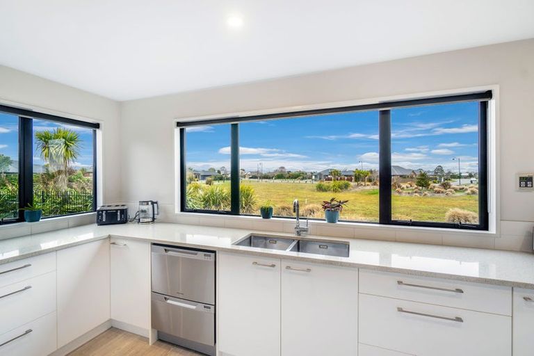 Photo of property in 19 Tangy Loch Lane, Broomfield, Christchurch, 8042