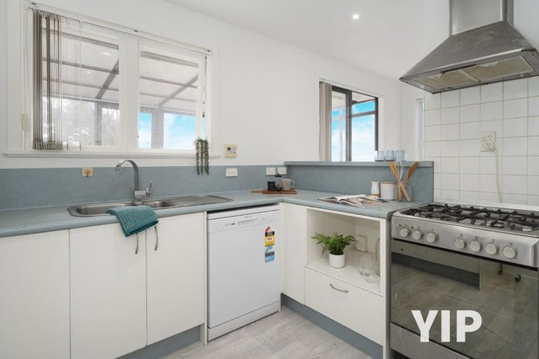 Photo of property in 10 Edgecombe Street, Newlands, Wellington, 6037