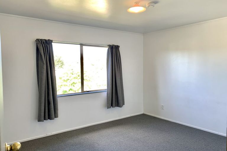 Photo of property in 2/87 Fairclough Road, Beach Haven, Auckland, 0626