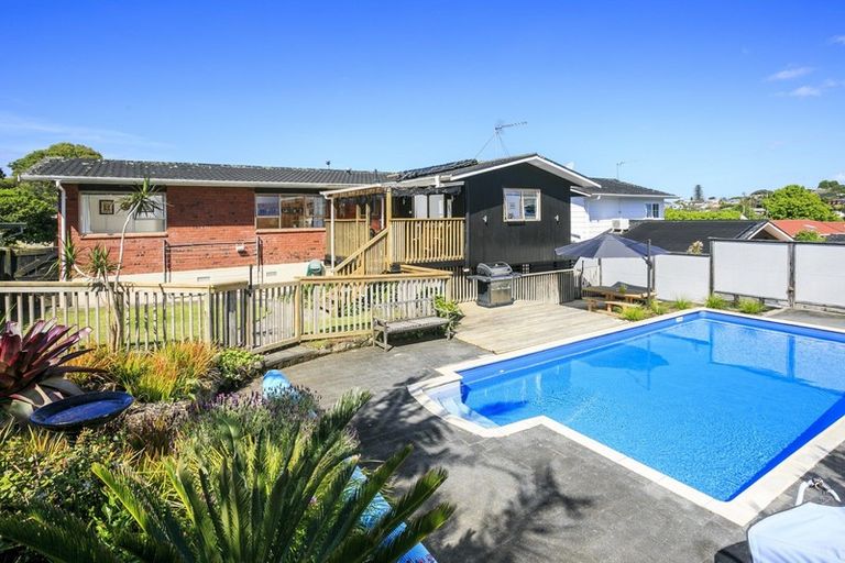 Photo of property in 4 King Richard Place, Browns Bay, Auckland, 0630
