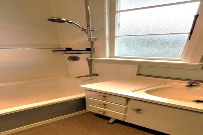 Photo of property in 32 Victoria Road, New Plymouth, 4310