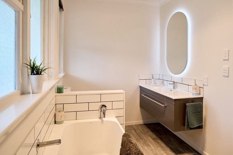 Photo of property in 42 Coates Street, Tawa, Wellington, 5028