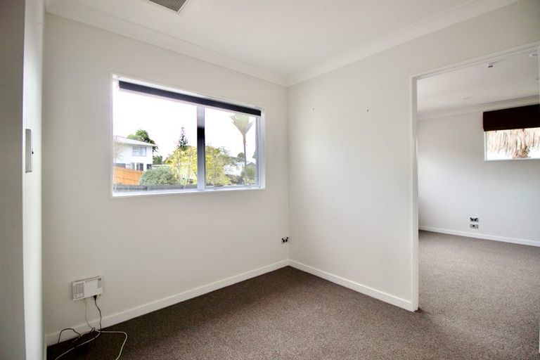 Photo of property in 88 Lantana Road, Green Bay, Auckland, 0604