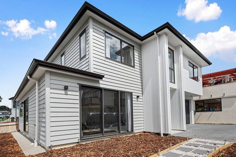Photo of property in 25a Athena Drive, Totara Vale, Auckland, 0629