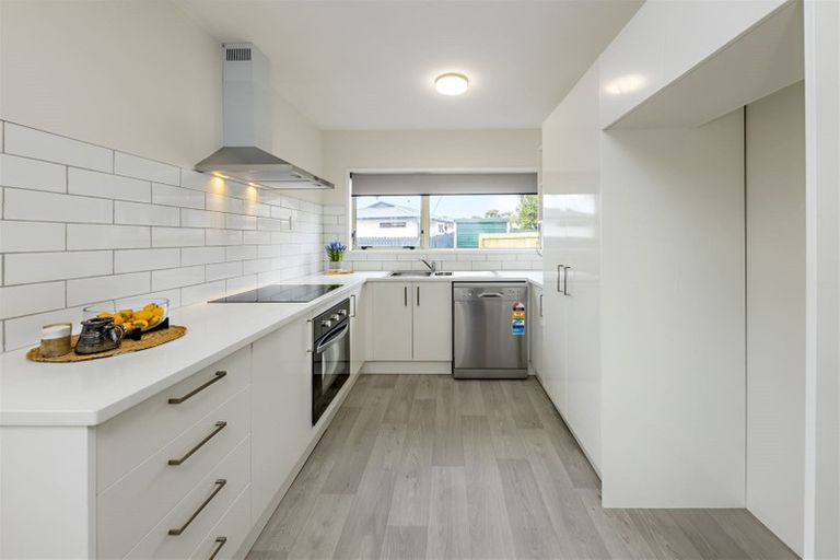 Photo of property in 2/7 Barneys Farm Road, Clendon Park, Auckland, 2103