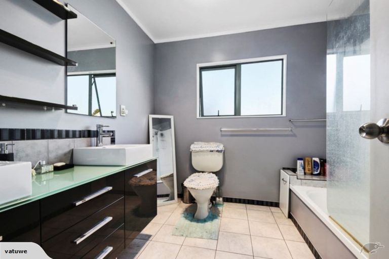 Photo of property in 35 Stephen Avenue, Henderson, Auckland, 0610