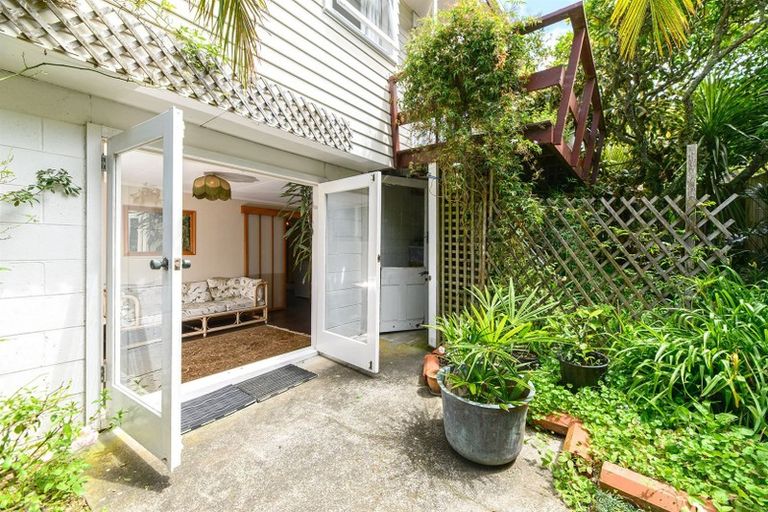 Photo of property in 1/25 Margaret Place, Milford, Auckland, 0620