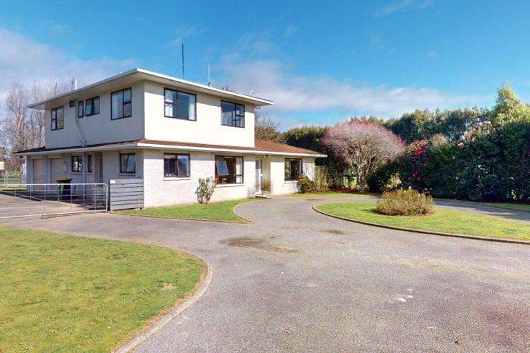 Photo of property in 292 Heatherlea Road East, Levin, 5571