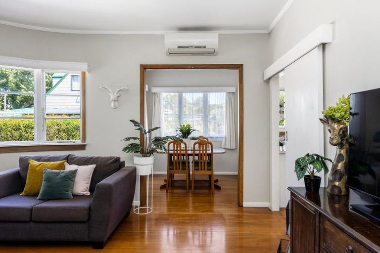 Photo of property in 32 Dignan Street, Point Chevalier, Auckland, 1022