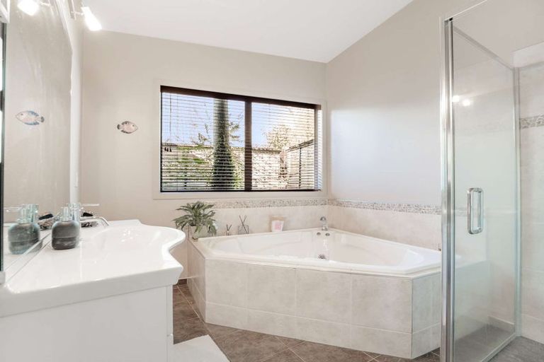 Photo of property in 2 Honeysuckle Lane, Ohauiti, Tauranga, 3112