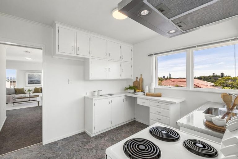 Photo of property in 2/12 Westwell Road, Belmont, Auckland, 0622