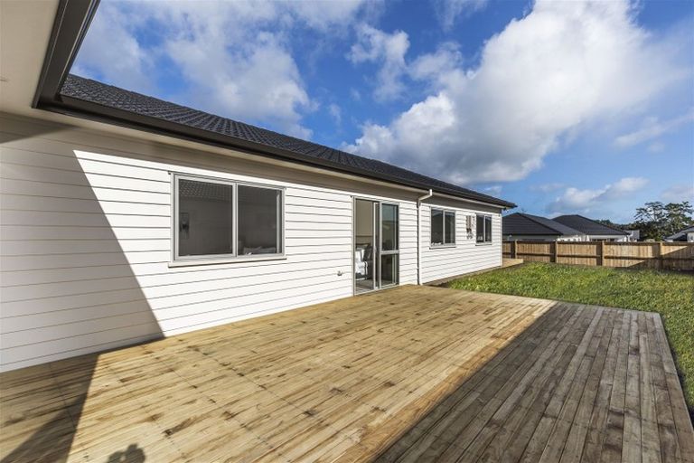Photo of property in 20 Gilbransen Road, Kumeu, 0810