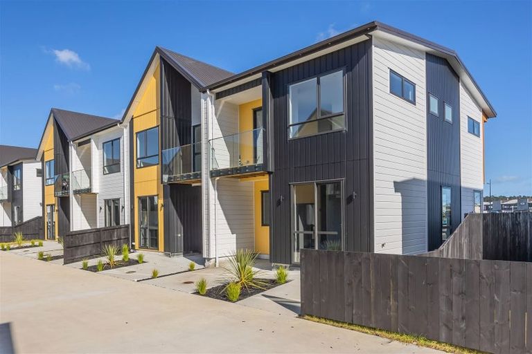 Photo of property in 27 Kumerahou Street, Kumeu, 0810