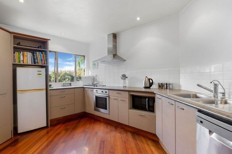 Photo of property in 29 Kate Sheppard Avenue, Torbay, Auckland, 0630