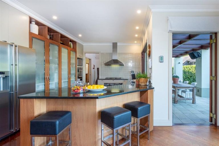 Photo of property in 15 Ocean View Road, Milford, Auckland, 0620