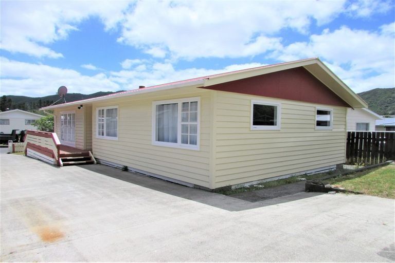 Photo of property in 33 Stockdale Street, Wainuiomata, Lower Hutt, 5014