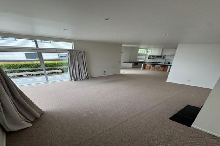 Photo of property in 8a Glenfield Road, Birkenhead, Auckland, 0626