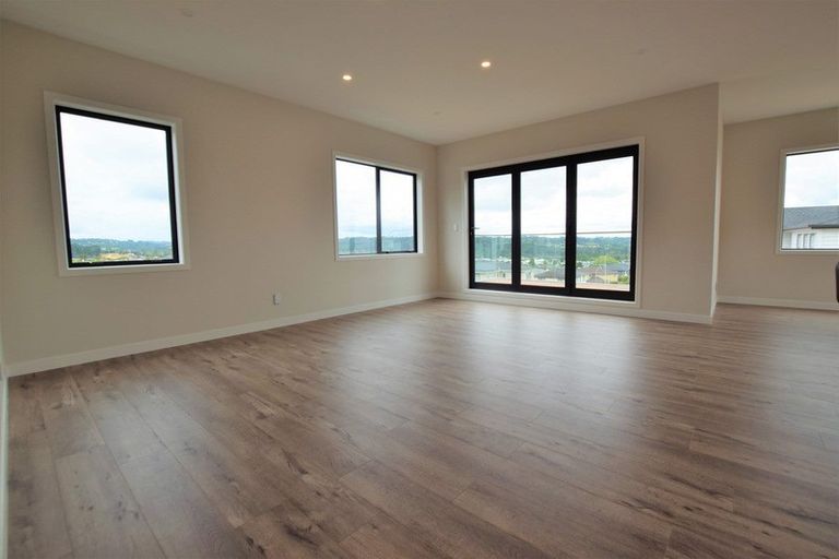 Photo of property in 7 Eric Gifford Drive, Ranui, Auckland, 0612