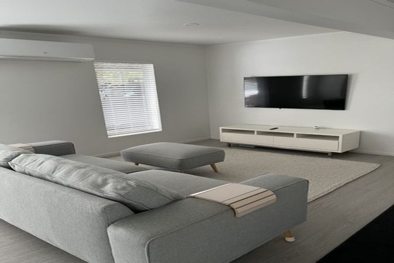 Photo of property in 16 Thorburn Avenue, Red Beach, 0932