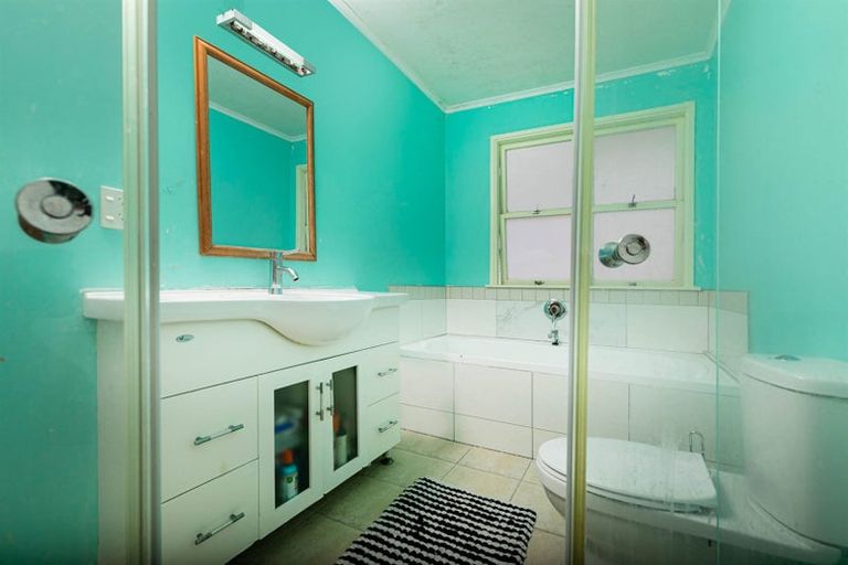 Photo of property in 17 Divich Avenue, Te Atatu South, Auckland, 0610